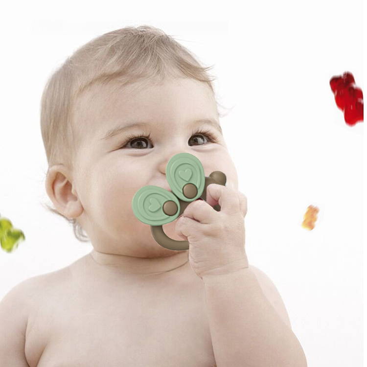 Soothes teething & builds motor skills